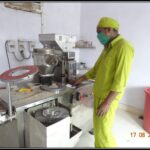 Automatic capsule filling machine to fill grinded herbal powder in capsules
