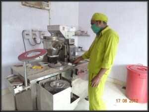 Automatic capsule filling machine to fill grinded herbal powder in capsules